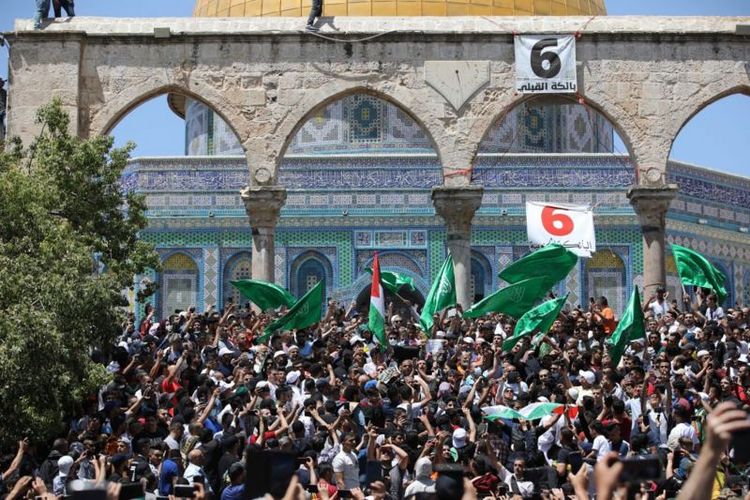 Aksi protes warga Palestina usai shalat Jumat di Masjid Al Aqsa (7/5/2021).