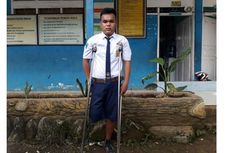 Dengan Satu Kaki, Rahman Kembali Bersekolah dan Berprestasi