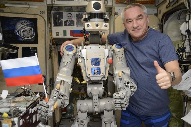 Robot astronot Fedor yang dikirim Rusia bersama astronot Alexander Alexandrovich, saat berfoto bersama di Stasiun Luar Angkasa Internasional (ISS).