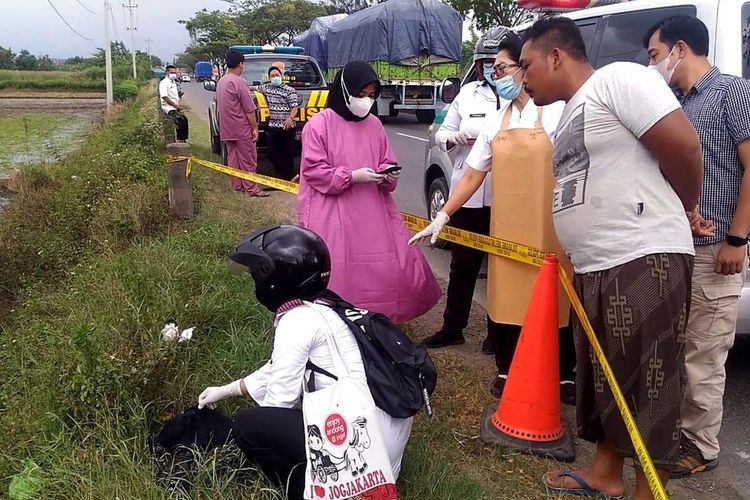 Petugas saat mengecek lokasi penemuan mayat bayi di arteri Kaliwungu Kendal. KOMPAS.COM/DOK. POLRES KENDAL
