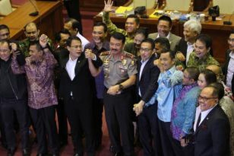 Calon Kapolri Komjen Pol Budi Gunawan saling berpegangan tangan dengan anggota Dewan usai mengikuti uji kelayakan dan kepatutan di Komisi III DPR RI Gedung Parlemen, Senayan, Jakarta Selatan, Rabu (14/1/2015). Sebelumnya Komjen Pol Budi Gunawan telah ditetapkan sebagai tersangka oleh Komisi Pemberantasan Korupsi tekait dugaan rekening gendut Polri.  