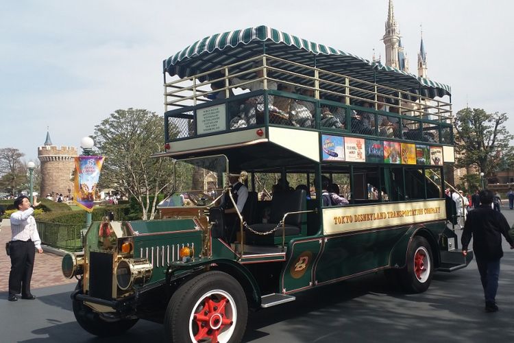 Omnibus, yaitu bus tingkat yang digunakan untuk berkeliling di dalam area Tokyo Disneyland.