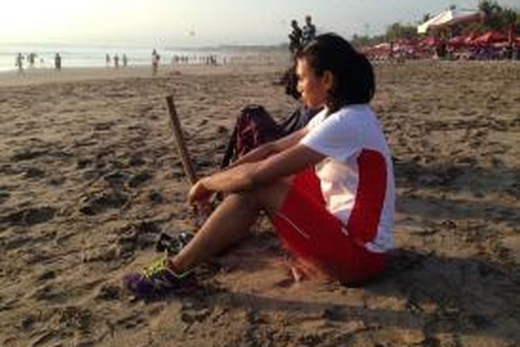 Atlet lompat jauh dan lompat jangkit Indonesia, Maria Natalia Londa, duduk menatap laut di Pantai Kuta, Bali, Minggu (14/9/2014). Maria sedang berlatih sebagai persiapan mengikuti Asian Games Incheon, Korea Selatan, yang berlangsung 19 September-4 Oktober.