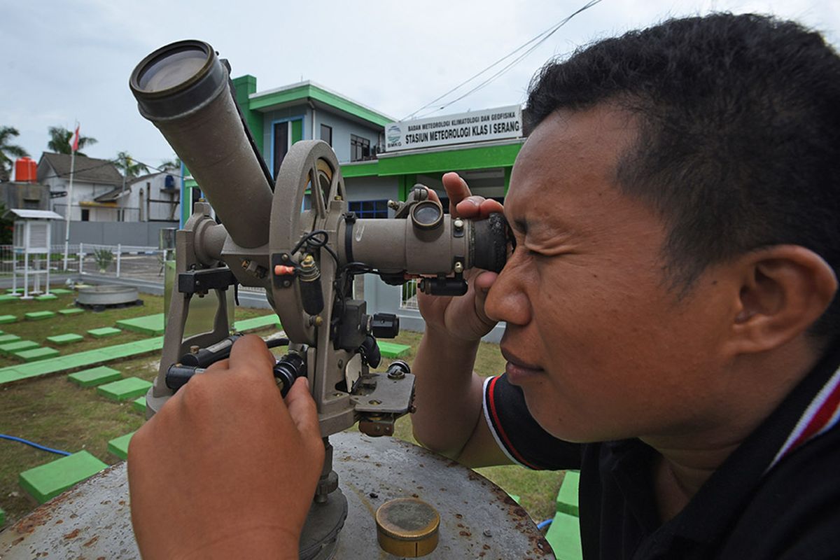 Petugas mengecek arah dan kecepatan angin melalui Theodolit di Laboratorium Terbuka Badan Meteorologi, Klimatologi dan Geofisika (BMKG) Banten di Serang, Banten, Sabtu (28/12/2019). BMKG merilis peringatan Waspada Cuaca Ekstrem tanggal 28-30 Desember 2019 ditandai hujan lebat disertai petir dan angin kencang serta gelombang tinggi yang diprediksi terjadi di Sumatera, Jawa, Banten, Kalimantan serta Nusa Tenggara dampak dari Topan Phanfone yang melintas di Laut China Selatan.