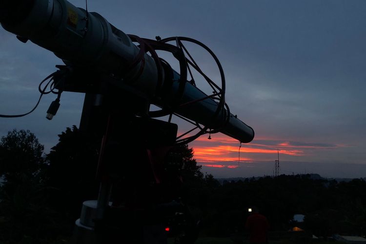 Teleskop refraktor berdiameter 106 mm yang dilengkapi detektor kamera berbasis Complementary Metal-Oxide Semiconductor (CMOS) hasil rakitan astronom Observatorium Bosscha digunakan untuk pengamatan hilal di Lembang, Kabupaten Bandung Barat (KBB), Jawa Barat, Minggu (10/3/2024).