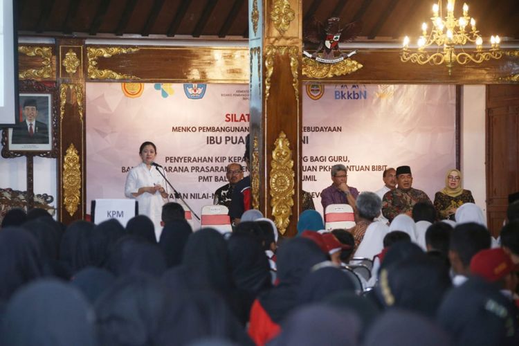 Menko PMK Puan Maharani berpesan kepada penerima bantuan untuk memanfaatkan bantuan sebaik-baiknya di Pendopo Bupati Sukoharjo, Sukoharjo, Jumat (9/11/2018).