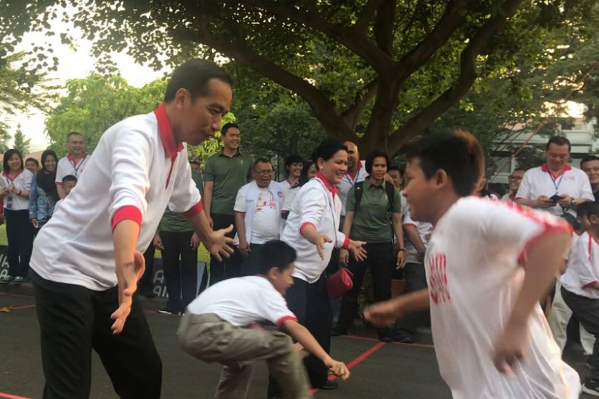 Presiden Joko Widodo dan Ibu Negara Iriana bermain permainan tradisional 'gobak sodor' dengan anak-anak di halaman tengah Istana Presiden, Jakarta, Jumat (4/5/2018). 