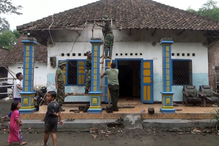 Aparat TNI membantu perbaikan rumah warga di Dusun Bapang, Dusun Sumbermulyo, Kecamatan Jogoroto, Kabupaten Jombang, Kamis (13/12/2018) pagi. Beberapa rumah warga rusak akibat diterjang angin kencang, Rabu (12/12/2018) petang.