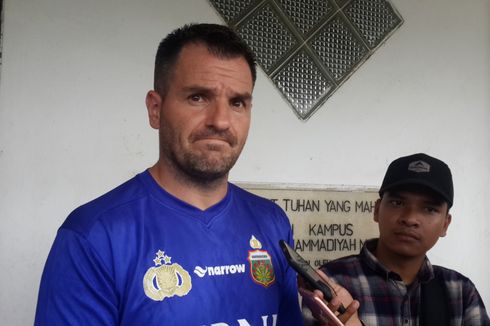 Simon McMenemy: Pelaku yang Telah Melukai Mario Gomez Pantas Dipenjara