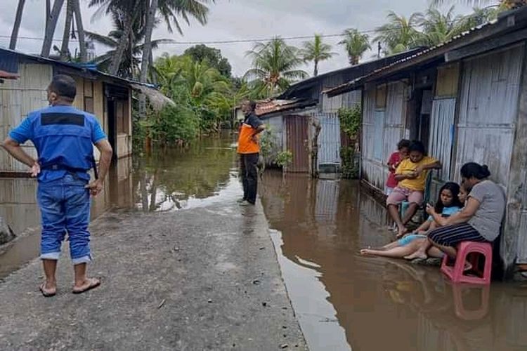 Foto : Hujan 2 hari belakangan ini mengakibatkan sebanyak 101 rumah warga di Kelurahan Waioti, Kecamatan Alok, Kabupaten Sikka, NTT, terendam banjir. 