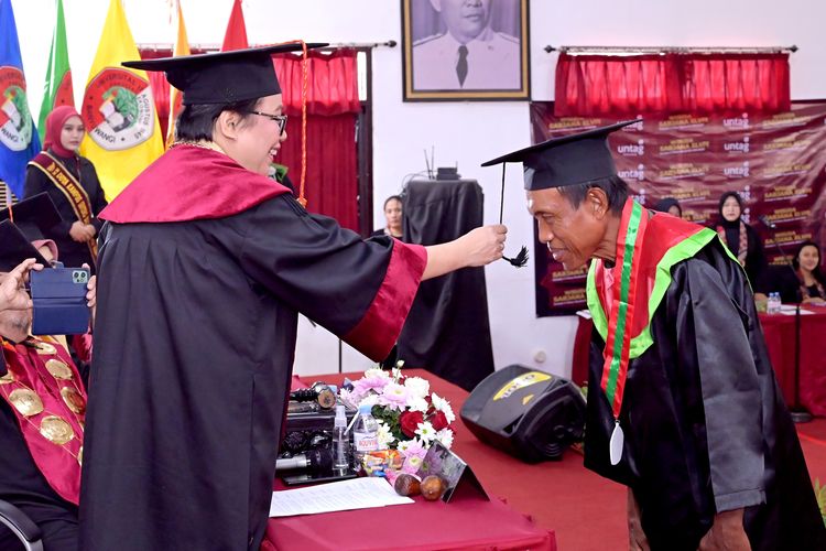 Cerita Suriyono, Gigih Raih Mimpi Jadi Sarjana di Usia 60 Tahun