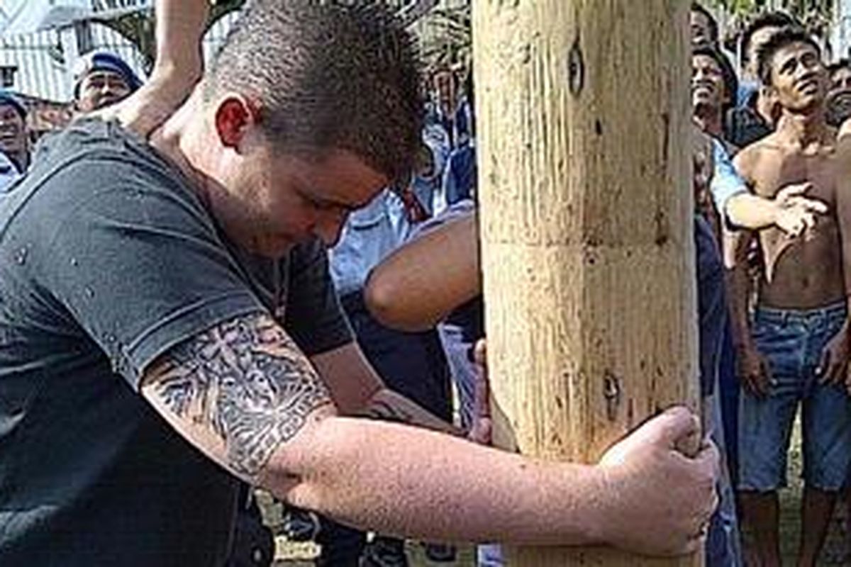 Renae Lawrence, Narapidana asal Australia yang tergabung dalam sindikat narkoba Bali Nine ikut merayakan HUT RI ke-67 di Lapas Kerobokan, Jum'at (17/08/2012). Selain mengikuti upacara bendera, Renae juga ikut dalam lomba panjat pinang bersama napi lainnya.