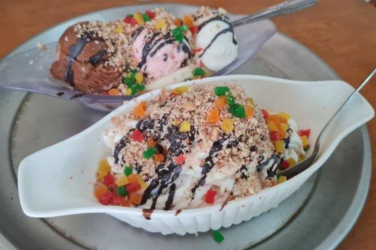 Dua menu utama di toko Ragusa Ice Cream atau Ragusa Es Italia di Jalan Veteran I, Gambir, Jakarta Pusat, Rabu (8/12/2021). 