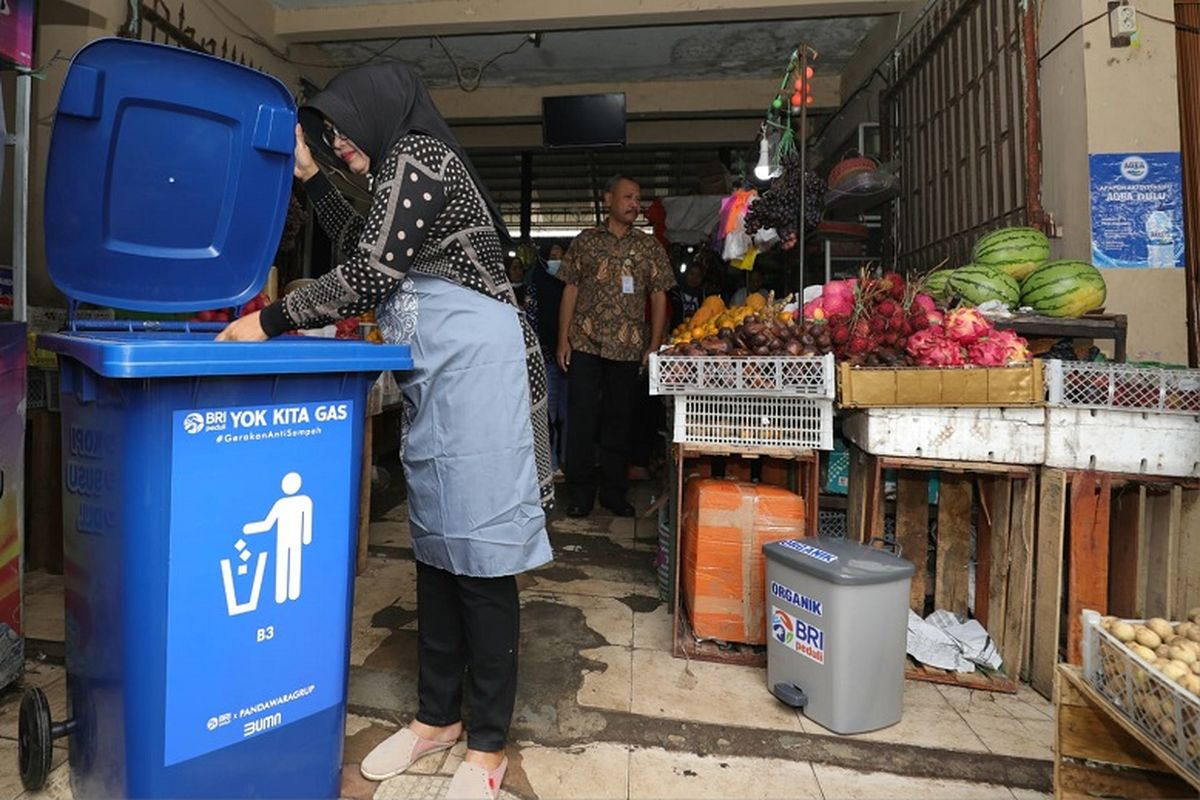 BRI adakan kegiatan BRI Peduli Gerakan Anti Sampah ?Yok Kita Gas? Pasar Rogojampi. 