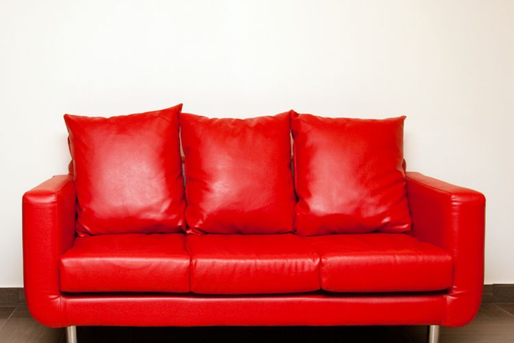 Ilustrasi sofa warna merah. 