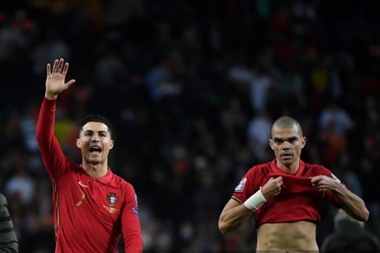 Cristiano Ronaldo merayakan kelolosan timnas Portugal ke putaran final Piala Dunia 2022.