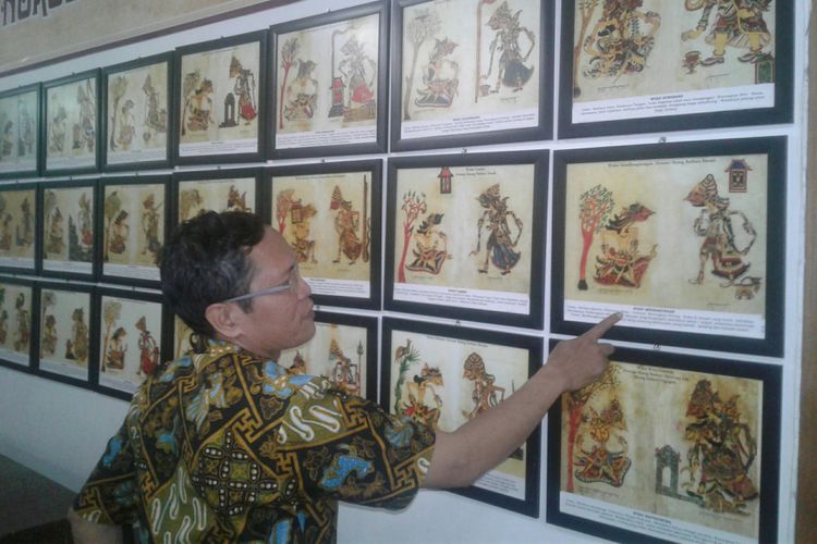 Praktisi penanggalan Jawa Solo, Totok Yasmiran (48) ditemui di Museum Radya Pustaka Solo, Jawa Tengah, Jumat (3/8/2018).