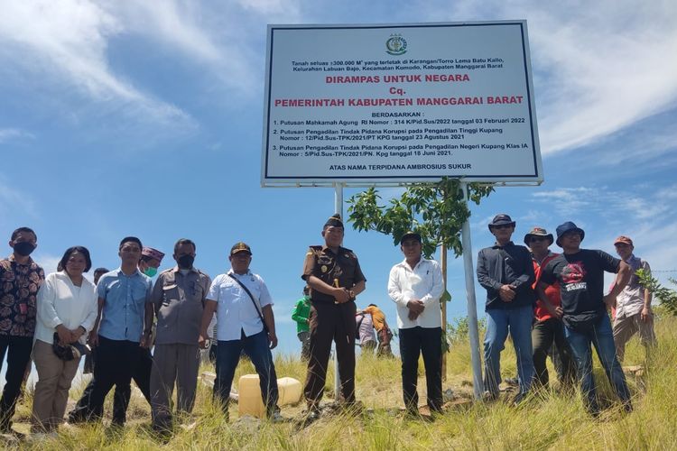 Foto : Kejaksaan Negeri Manggarai Barat, resmi mengeksekusi lahan seluas 30 hektare yang berlokasi Karangan, Kelurahan Labuan Bajo, Kecamatan Komodo, Manggarai Barat, NTT, pada Jumat (8/3/2022).