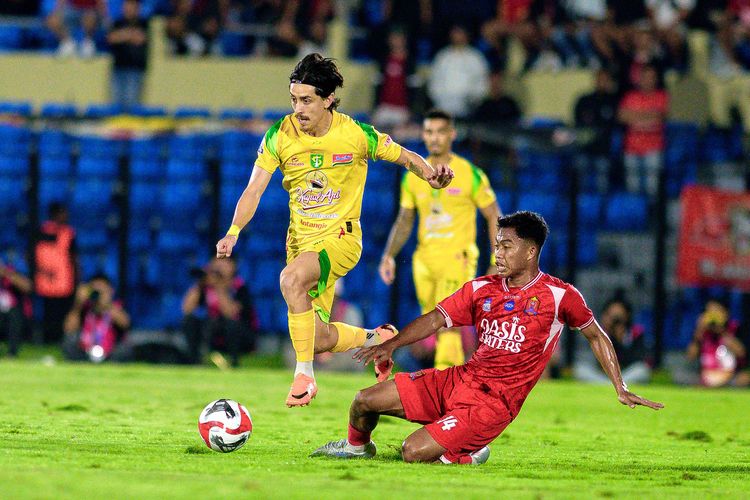 Pemain asing Persebaya Surabaya Francisco Rivera melewati halauan pemain Persijap Jepara pada laga pekan ke-22 Super league 2025-2026 yang berakhir dengan skor 3-1 di Stadion Gelora Bumi Kartini Jepara, Sabtu (21/2/2026) malam.