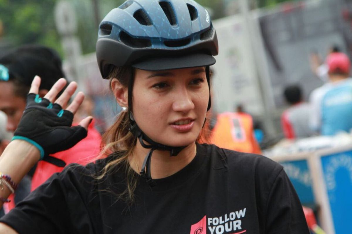 Nadine Chandrawinata mengikuti kampanya gerakan #BebasButaHuruf di kawasan Sudirman, Jakarta Pusat, Minggu (13/8/2017). Kampanye iitu diinisiasikan oleh Komunitas Taman Bacaan Pelangi dan Sea Soldier.