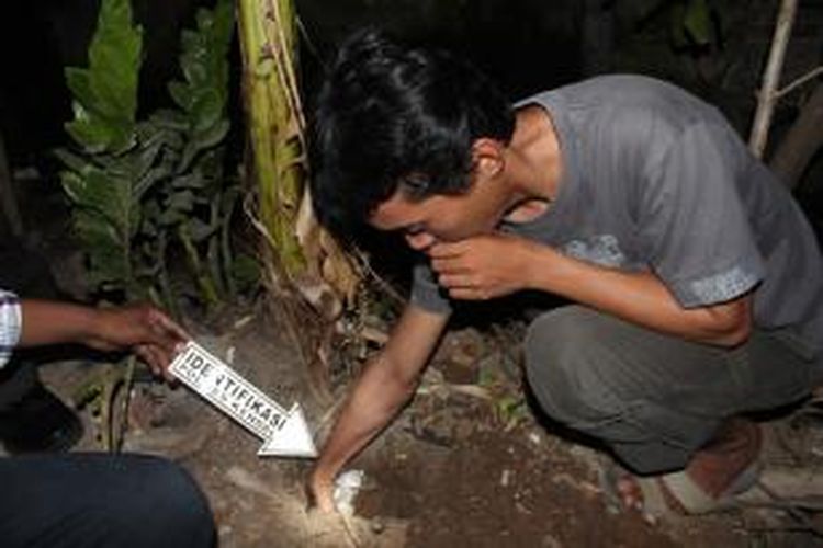 sodikin, saat reka ulang menunjukan tempat janin dikubur