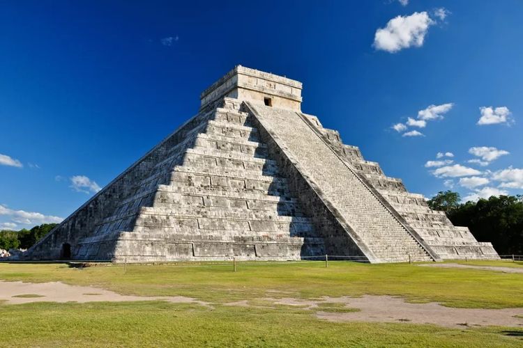 El Castillo adalah piramida dengan 91 anak tangga di keempat sisinya, yang berada di kota Chichen Itza. [Via Livescience]