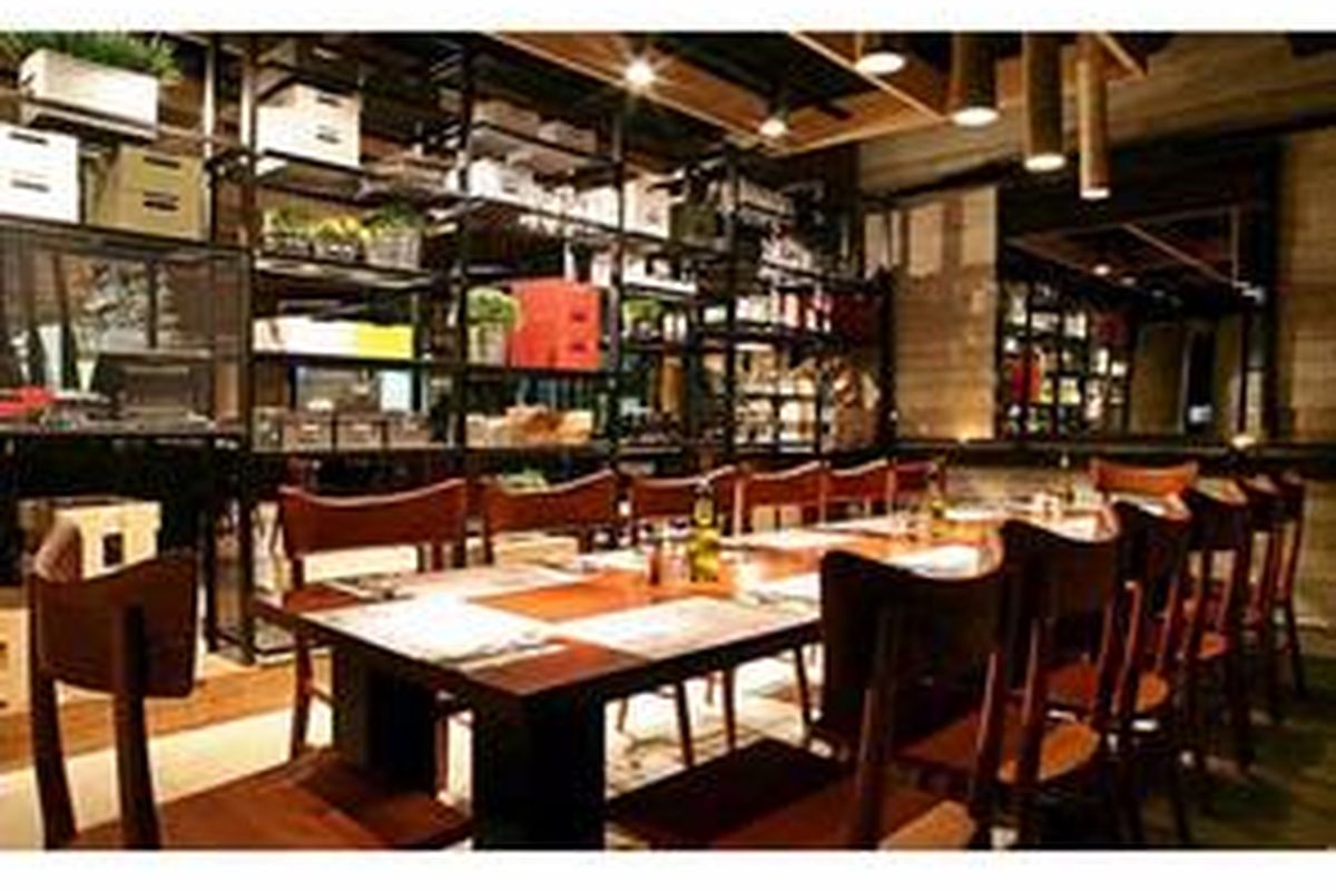 Disediakan ruangan dengan meja panjang yang nyaman untuk berkumpul bersama teman dan keluarga.