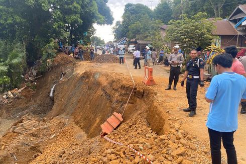 Jalan Poros Sorowako Sulsel Ambles, Petugas Lakukan Buka Tutup Jalan