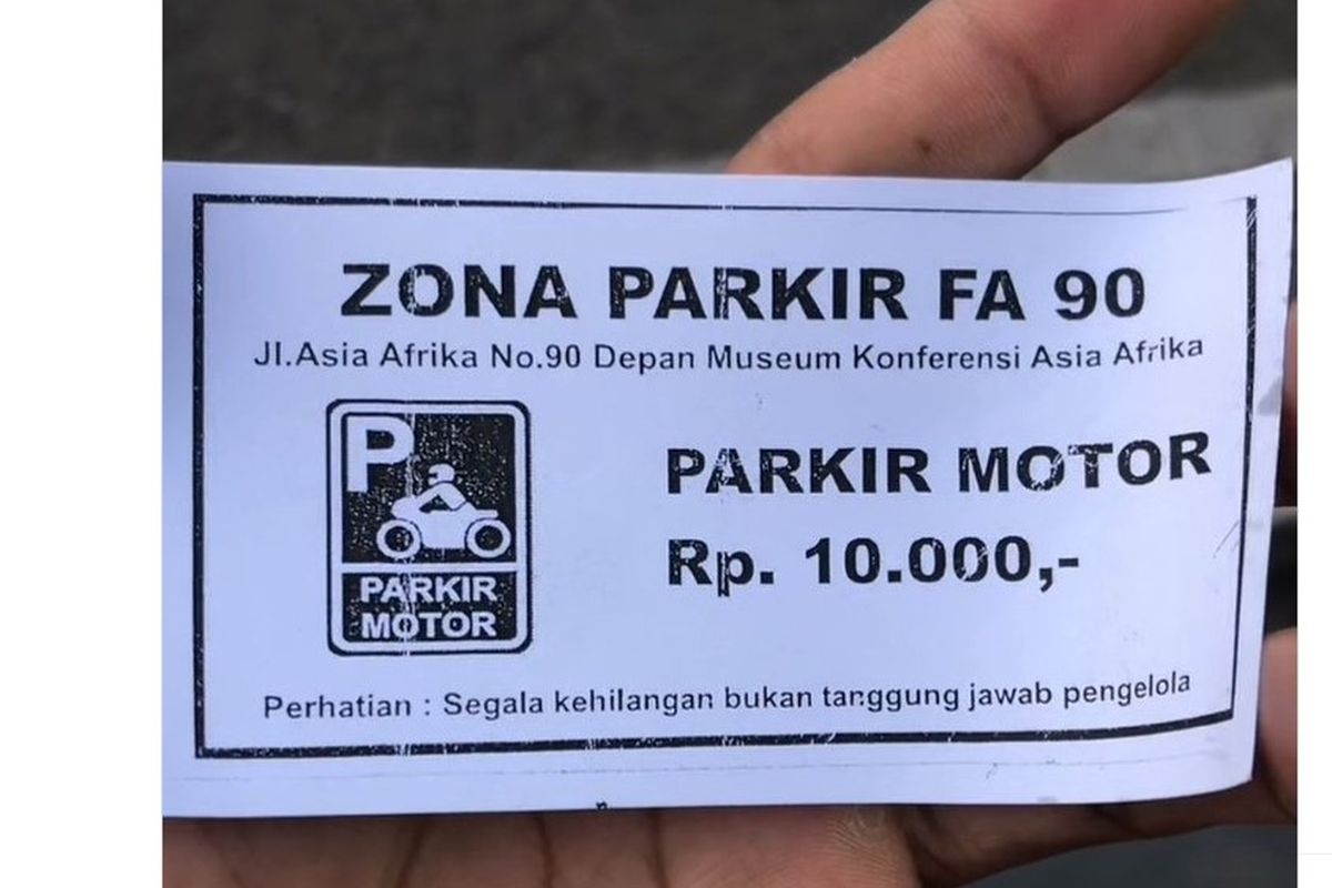 Karcis parkir bertarif Rp 10.000 untuk roda dua di Bandung, viral di media sosial.