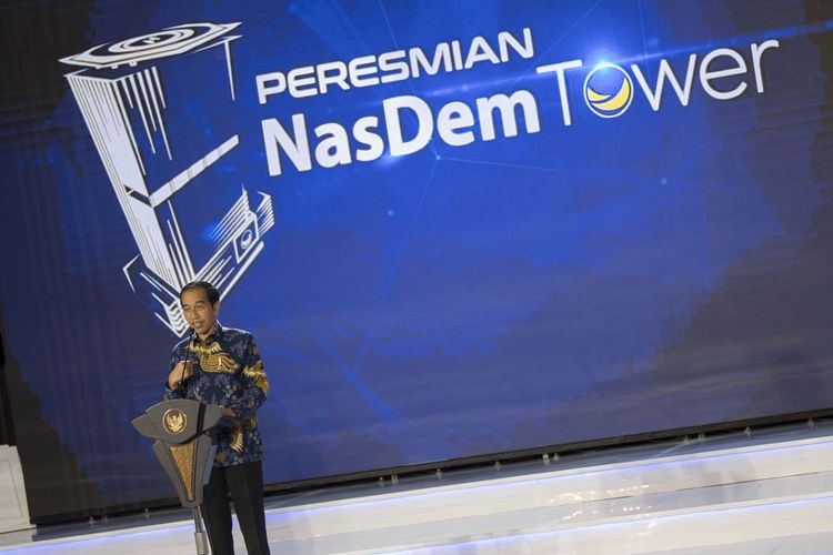 Presiden Joko Widodo menyampaikan pidato dalam peresmian gedung Nasdem Tower di Menteng, Jakarta, Selasa (22/2/2022). Selain sebagai kantor pusat Partai Nasdem, gedung setinggi 23 lantai dengan luas 30.000 meter persegi tersebut difasilitasi dengan ballroom, ruang siber dan digitalilasi, serta perpustakaan. ANTARA FOTO/Aditya Pradana Putra/hp.