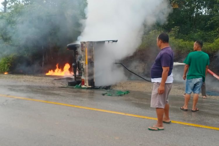 Sebuah mobil pikap pengangkut bahan bakar minyak mengalami oleng dan tumbang di Jalan Raya Sosok, Kecamatan Tayan Hulu, Kabupaten Sanggau, Kalimantan Barat (Kalbar) Minggu (7/1/2024) pagi. 