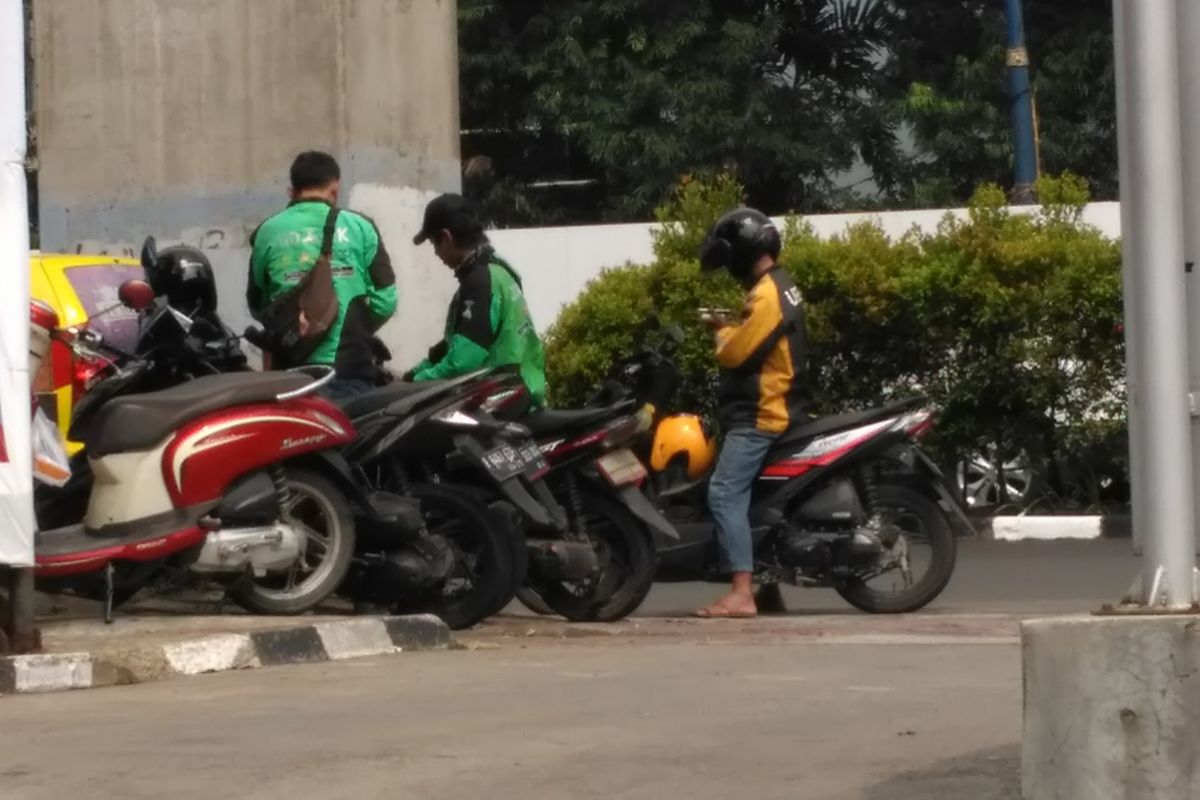 Pengemudi Ojek Online di Jalan HR Rasuna Said, Jakarta Selatan. Kamis (10/8/2017).