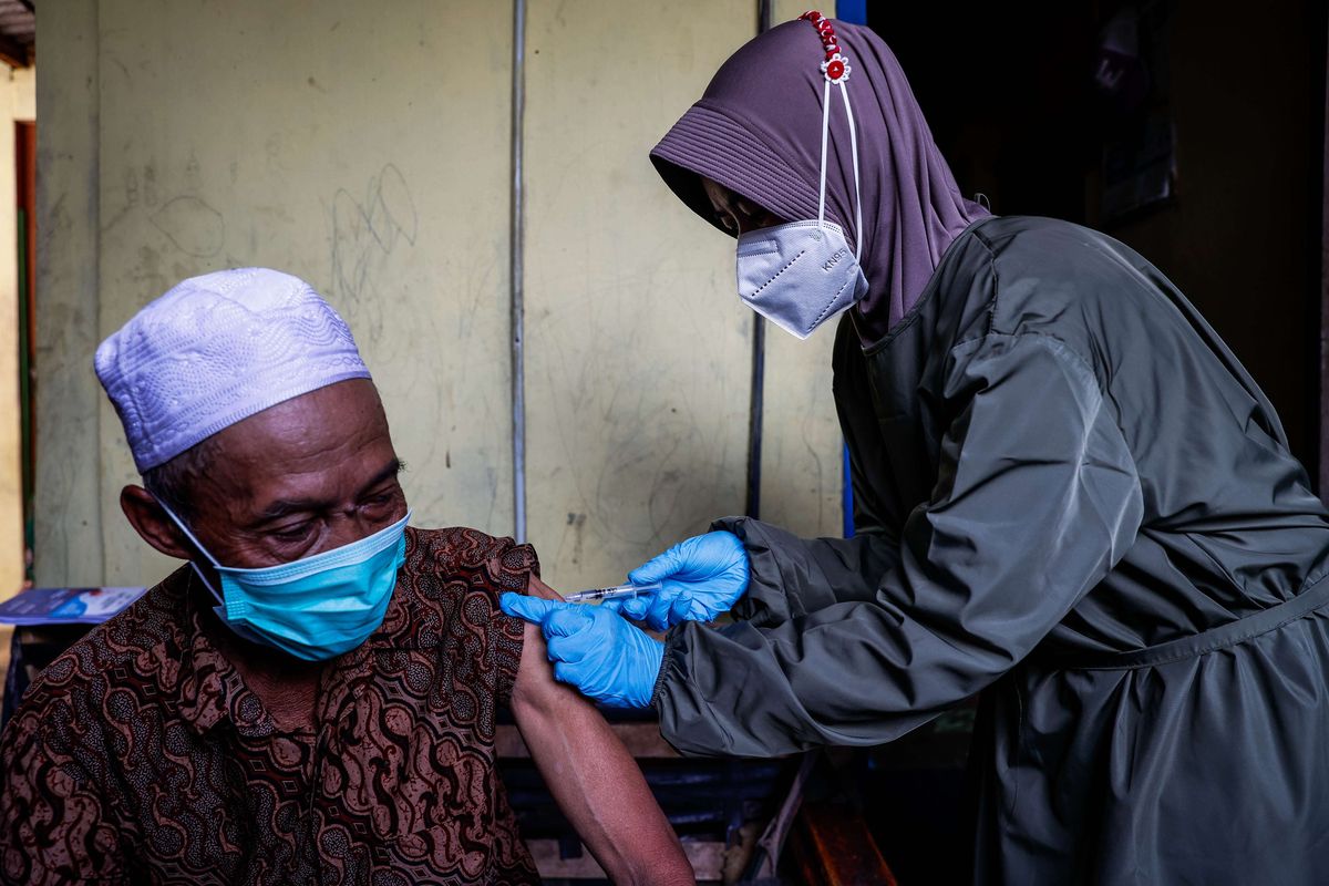 Petugas kesehatan menyuntikkan vaksin Covid-19 kepada warga lansia di Desa Sukanagalih, Kecamatan Pacet, Kabupaten Cianjur, Jawa Barat, Selasa (22/6/2021). Polsek Pacet memberikan ayam kepada warga lanjut usia yang akan melakukan vaksinasi agar terhindar dari Covid-19.