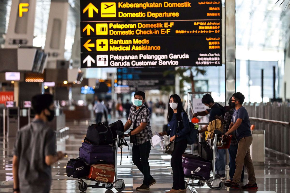 Penumpang saat tiba di terminal 3 Bandara Soekarno-Hatta, Tangerang, Banten, Selasa (12/5/2020). 