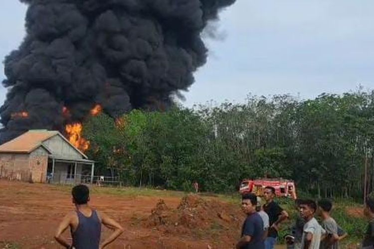 Gudang solar ilegal yang berada di Desa Simpang Tanjung Kecamatan Belimbing, Kabupaten Muara Enim, Sumatera Selatan terbakar, pada Kamis (27/4/2023). Dari peristiwa itu polisi menangkap seorang warga inisial W yang merupakan pemilik gudang.