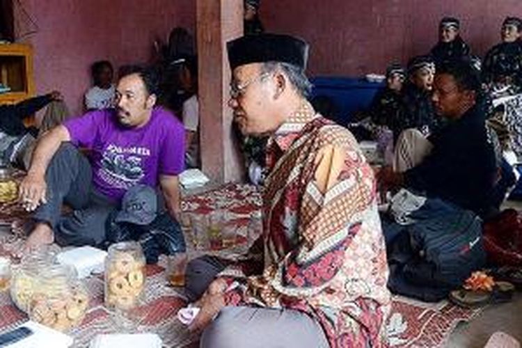 Warga menyambut ramah para tamu yang mampir di sejumlah rumah warga.