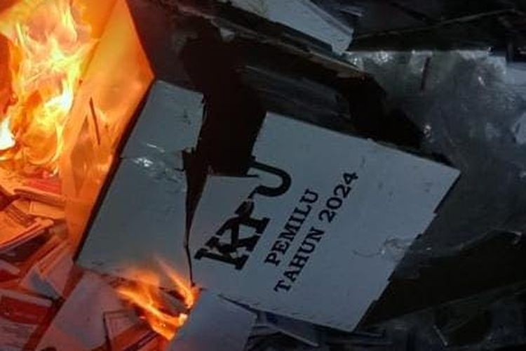 Kotak suara yang dibakar masa di Kecamatan Parado Kabupaten Bima, Kamis (15/2/2024).