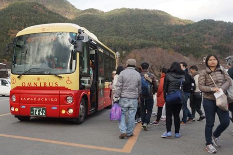 Bus wisatawan di Taman Oishi, Prefektur Yamanashi, Jepang, Rabu (30/11/2016). Dari taman ini, wisatawan bisa menyaksikan Gunung Fuji dan Danau Kawaguchiko.