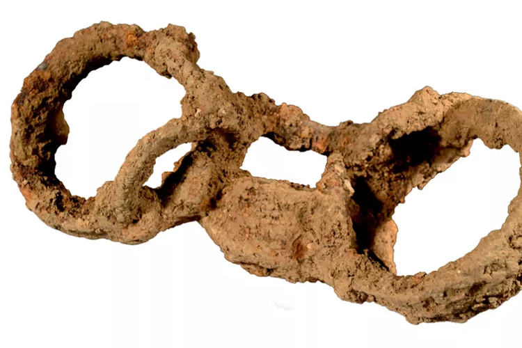 Gambar belenggu yang ditemukan terpasang di kaki pergelangan kaki seorang budak. Temuan kerangka ini menunjukkan bukti adanya praktik perbudakan di Inggris di masa pemerintahan Britain Romawi.