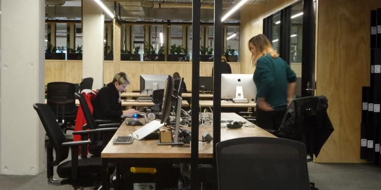 Suasana ACMI X, sebuah co-working space atau ruang kerja di Melbourne, Victoria, Australia. Para pebisnis dan pelaku industri kreatif yang baru merintis start-up tak perlu mengeluarkan modal besar untuk menyewa kantor atau tempat kerja karena mereka bisa berbagi ruang kerja di tempat ini.