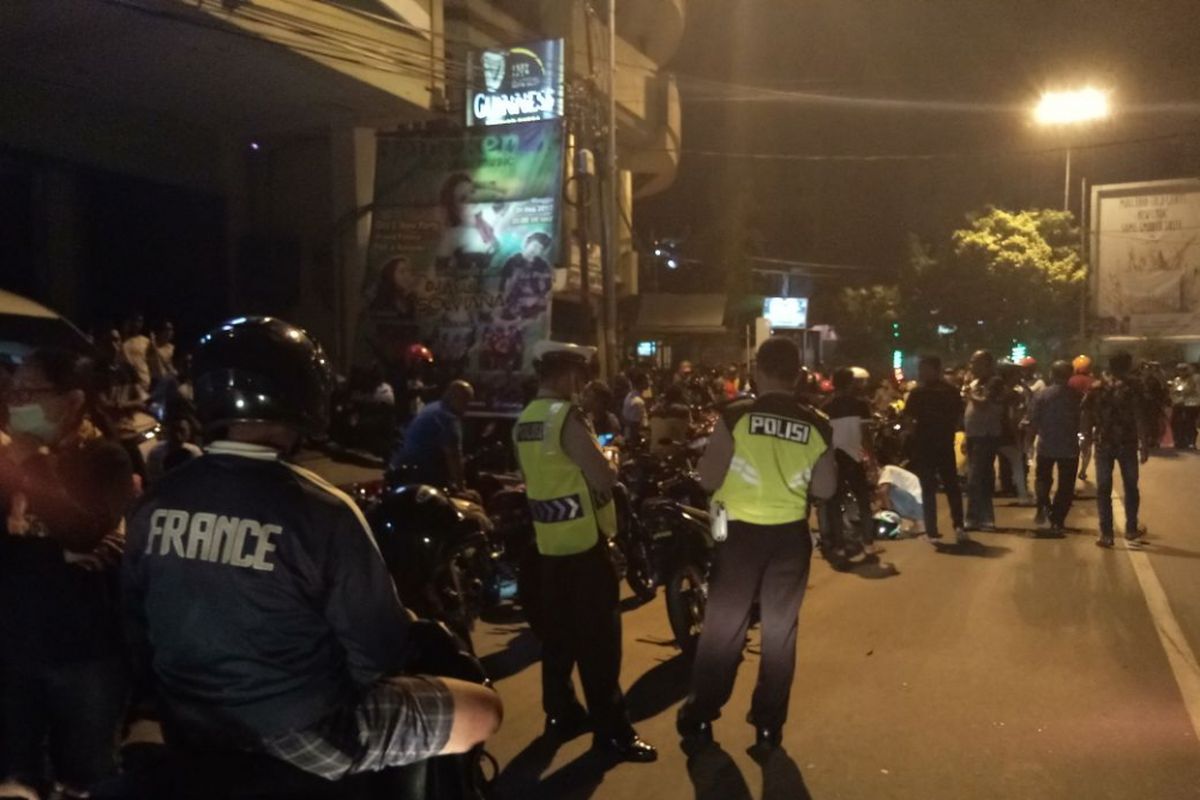 Aparat gabungan di Ambon menggelar razia di kawasan Mardika Ambon, Senin (25/12/2017) dinihari. Dalam razia itu petugas menjaring puluhan sepeda motor karena menggunakan knalpot racing