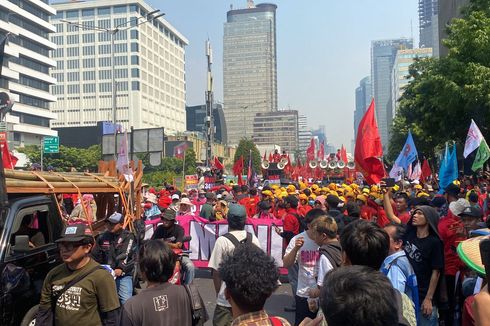 Jalan Menuju MK Ditutup Polisi, Massa Buruh Penuhi Sudirman-Thamrin