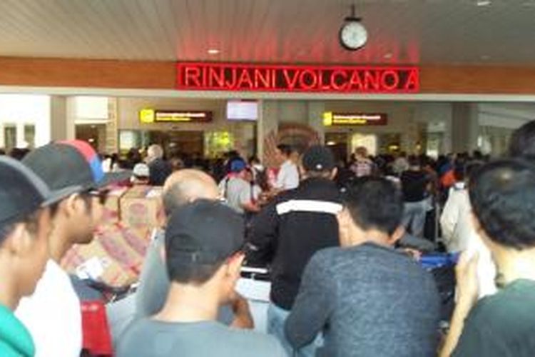 Terminal domestik Bandara Ngurah Rai saat terjadi penumpukan calon penumpang. 