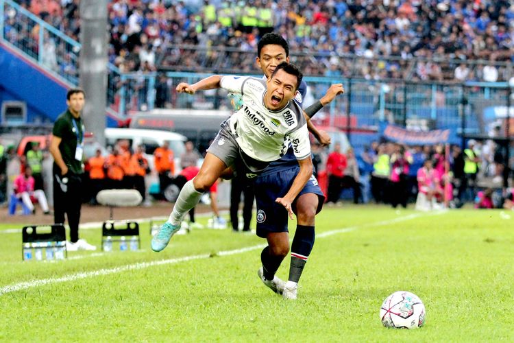 Pemain Persib Bandung Erwin Ramdani dilanggar keras pemain Arema FC Achmad Figo saat pertandingan pekan ke-9 Liga 1 2022-2023 yang berakhir dengan skor 1-2 di Stadion Kanjuruhan Kepanjen, Kabupaten Malang, Minggu (11/9/2022) sore.