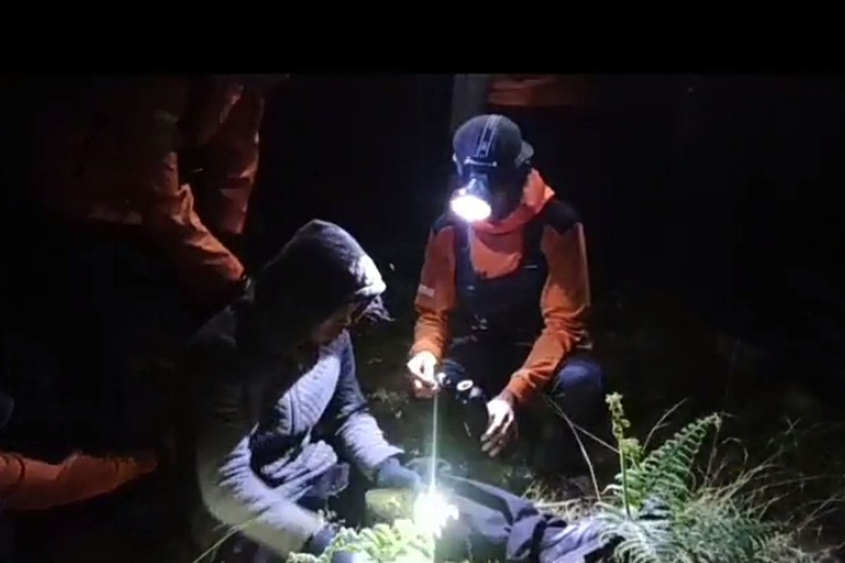 Tim SAR gabungan berhasil menemukan salah seorang pendaki gunung Bawakaraeng, Kabupaten Gowa Sulawesi Selatan yang mengalami hipotermia saat berusaha kembali dari puncak gunung. Senin, (31/7/2023).