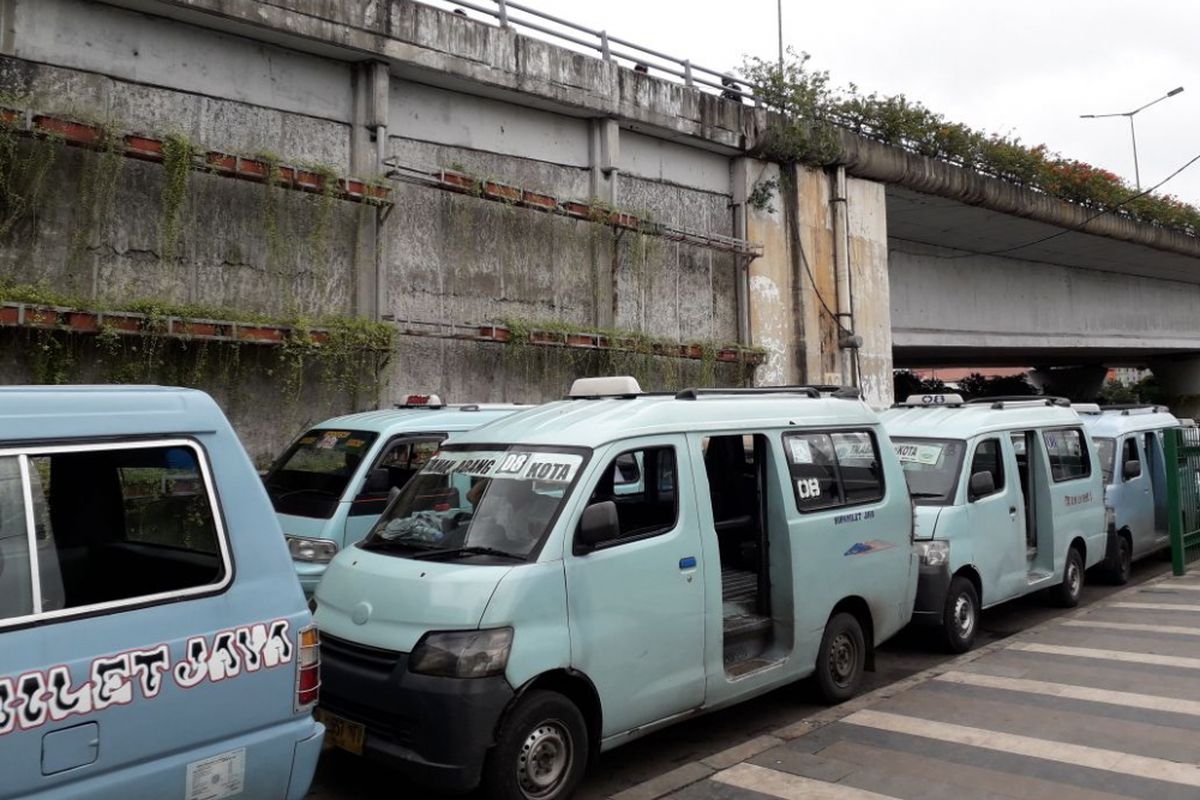 Antrian angkot nomor trayek M 08 jurusan Tanah Abang - Kota mengantri untuk berangkat dari Jl. Jatibaru Bengkel - kolong flyover Stasiun Tanah Abang Lama pada Senin (5/2/2018).