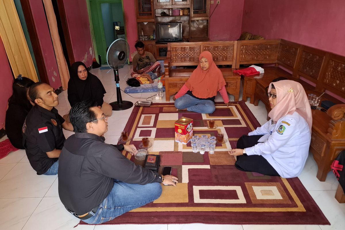 Kuasa hukum (baju hitam dengan bendera merah putih di lengan) saat di rumah keluarga Rizal Sampurna, korban TPPO Kamboja asal Banyuwangi. 