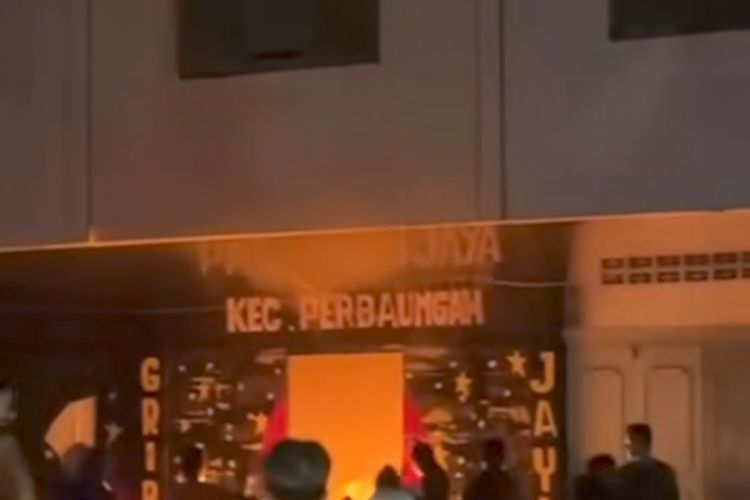 Potongan gambar kantor ormas Grib di Perbaungan, Sergai dibakar saat bentrok dengan ormas PP, Senin (9/12/2024) malam 