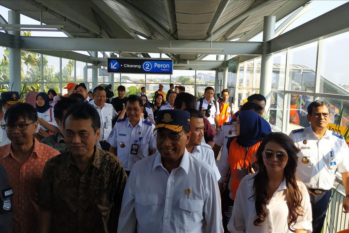 Menteri Perhubungan RI Budi Karya Sumadi meresmikan Stasiun Metland Telaga Murni, Cikarang Barat, Selasa (13/8/2019) petang.