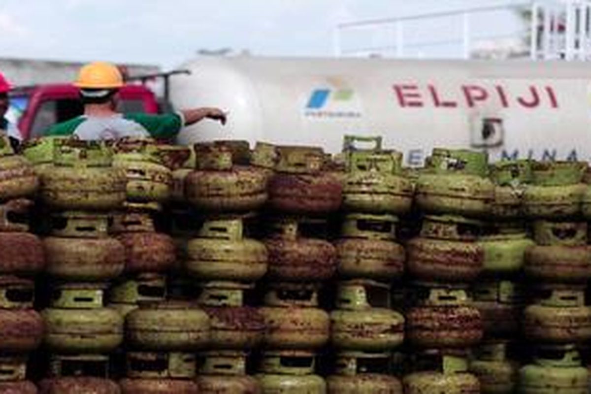 Menyortir Tabung Gas Elpiji 